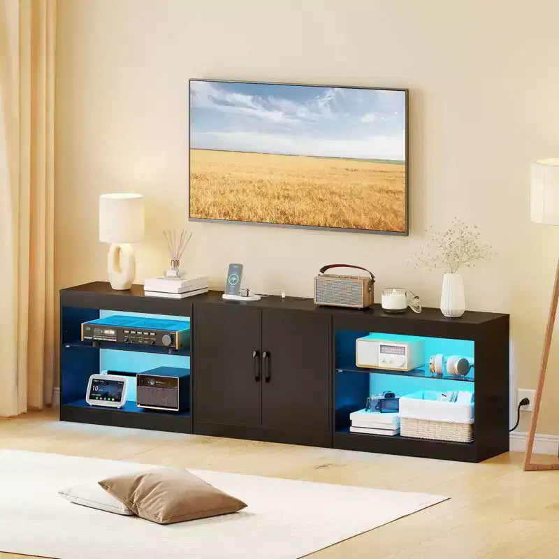 Meuble TV Costway avec prises de courant, lumières LED réglables et placard de rangement pour téléviseurs jusqu'à 85 pouces, noir/blanc