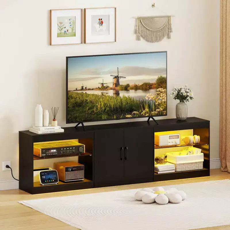 Meuble TV Costway avec prises de courant, lumières LED réglables et placard de rangement pour téléviseurs jusqu'à 85 pouces, noir/blanc