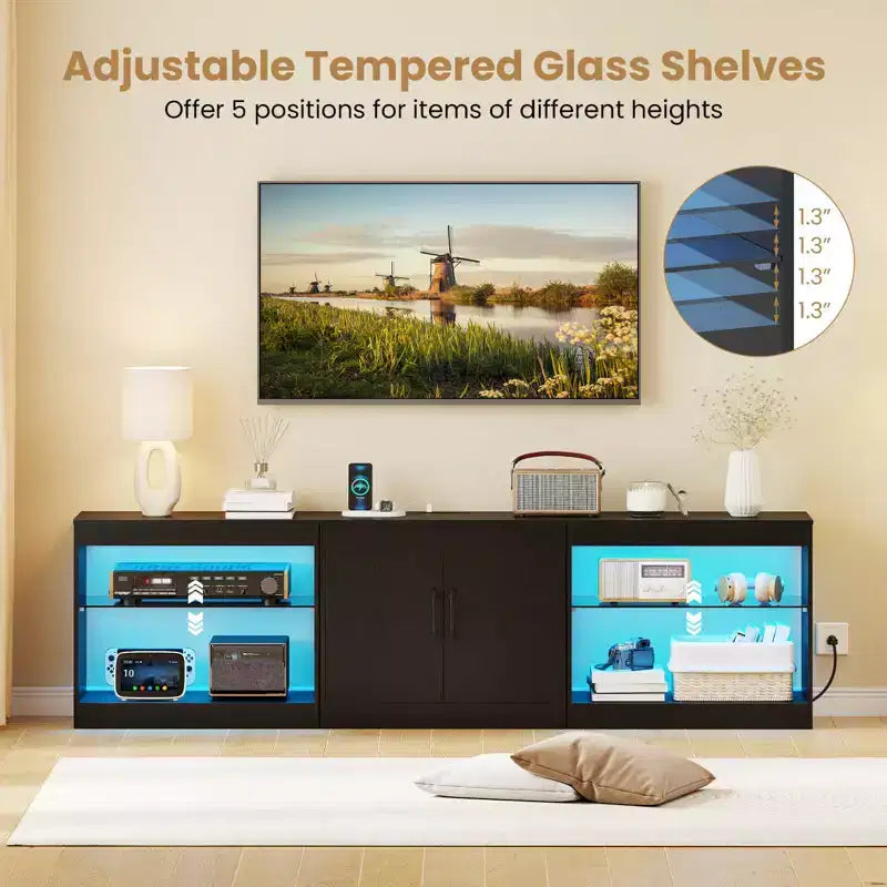 Meuble TV Costway avec prises de courant, lumières LED réglables et placard de rangement pour téléviseurs jusqu'à 85 pouces, noir/blanc