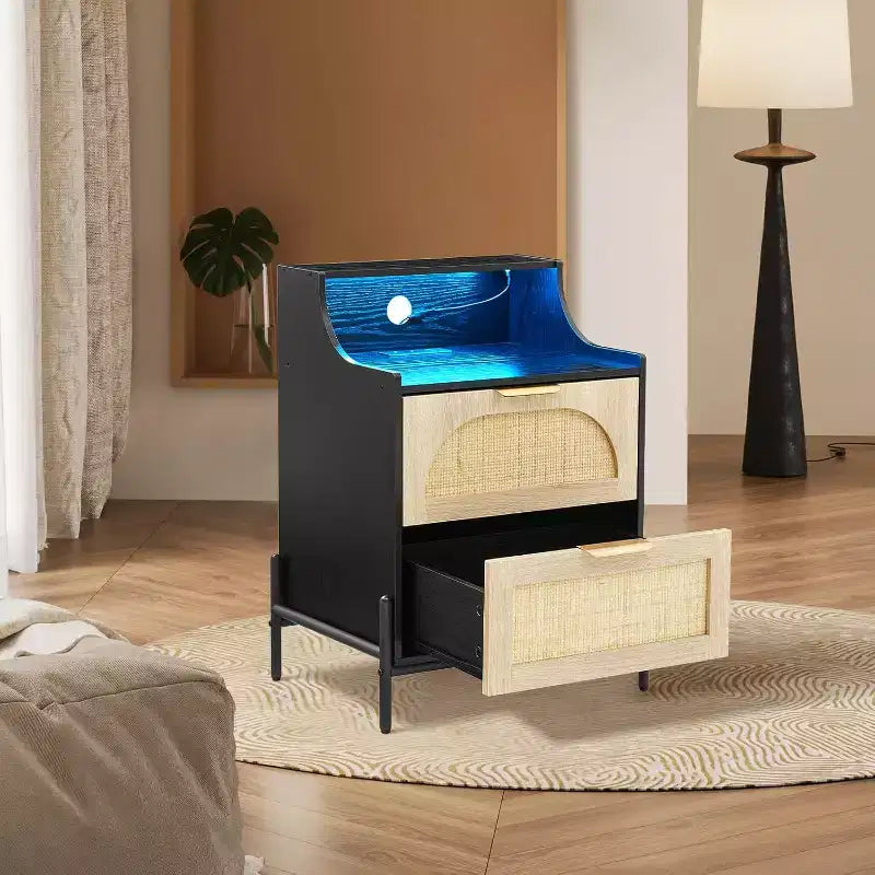 Table de chevet avec prises et ports USB - Table de nuit à éclairage couleur réglable, Table d'appoint en rotin avec 2 tiroirs de rangement