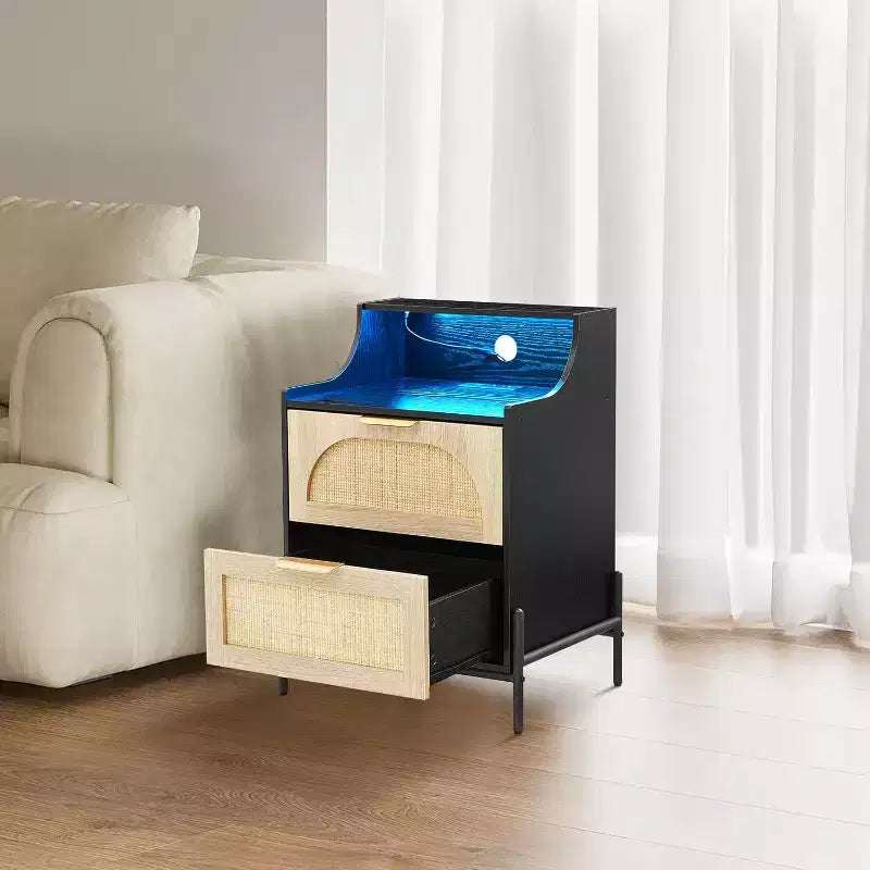 Table de chevet avec prises et ports USB - Table de nuit à éclairage couleur réglable, Table d'appoint en rotin avec 2 tiroirs de rangement
