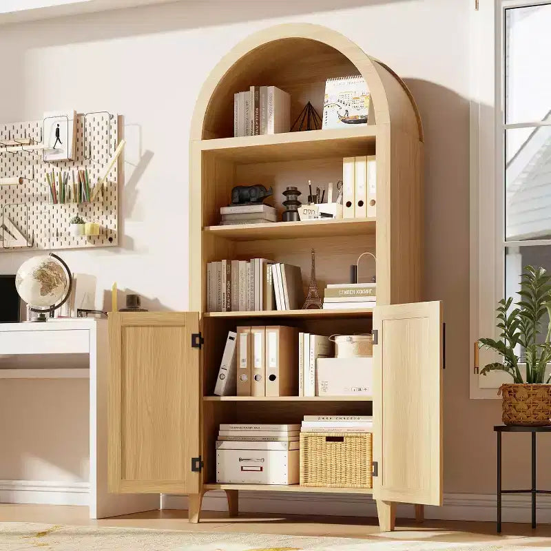 Bibliothèque arquée à 5 niveaux avec portes – Étagère de présentation moderne avec détails en rotin, meuble de rangement pour bureau à domicile, salon ou bibliothèque