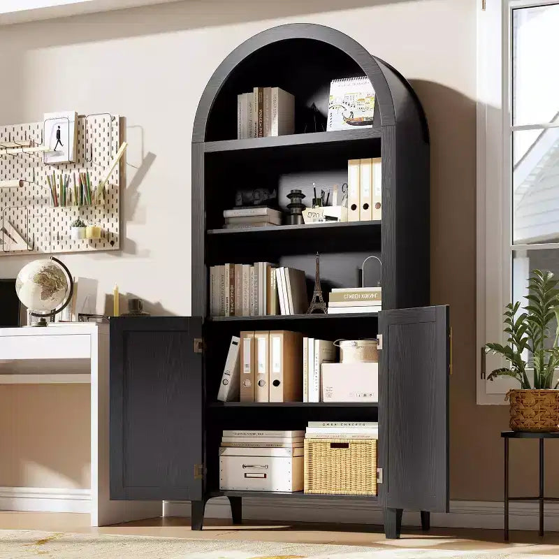 Bibliothèque arquée à 5 niveaux avec portes – Étagère de présentation moderne avec détails en rotin, meuble de rangement pour bureau à domicile, salon ou bibliothèque