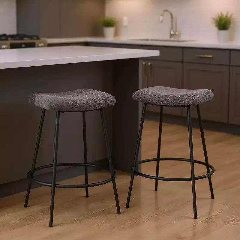 HomeRoots Lot de deux tabourets de bar à hauteur de comptoir sans dossier en tissu gris et noir et métal de 26 po
