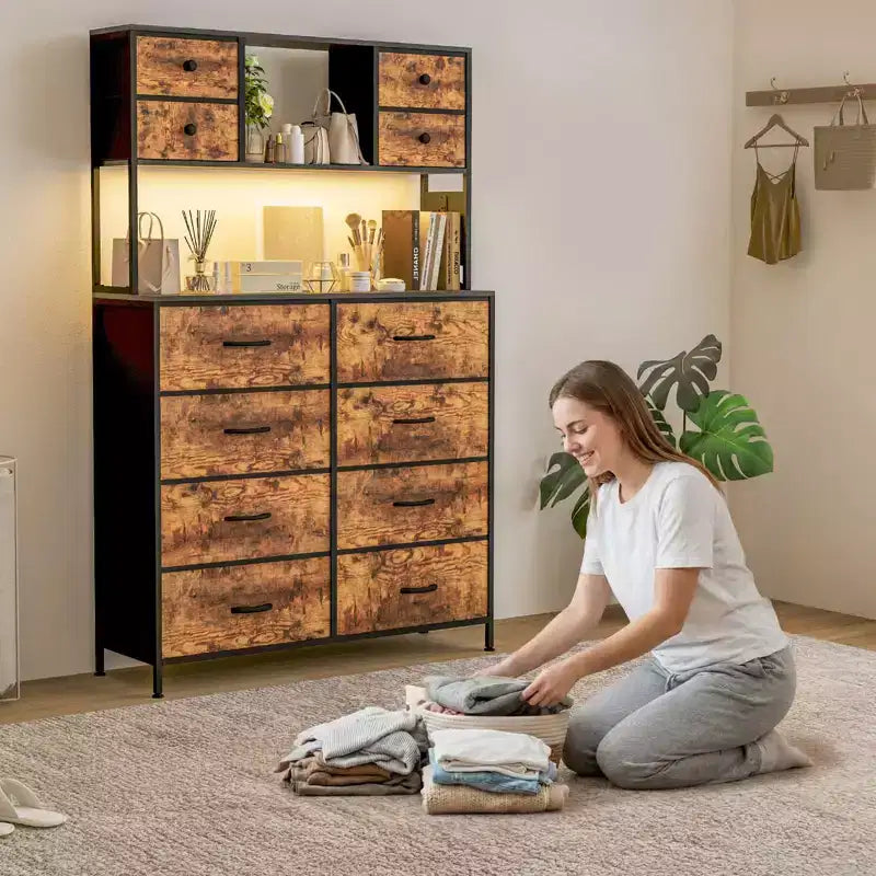 Commode de chambre, commode en tissu à 12 tiroirs avec éclairage, prise de courant et étagères ouvertes, plateau en bois et cadre métallique