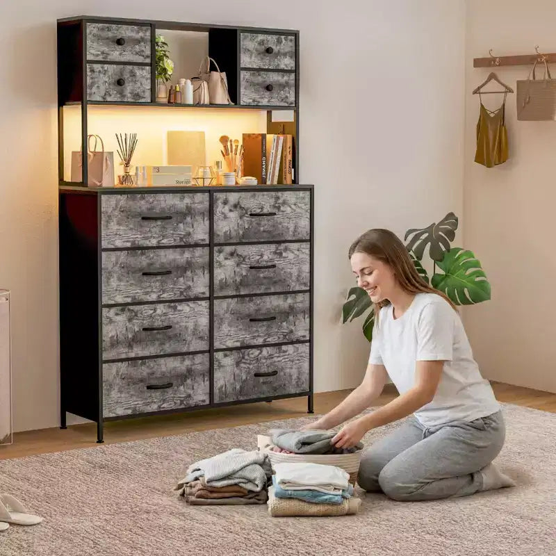 Commode de chambre, commode en tissu à 12 tiroirs avec éclairage, prise de courant et étagères ouvertes, plateau en bois et cadre métallique