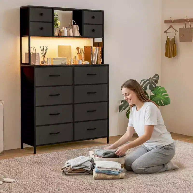 Commode de chambre, commode en tissu à 12 tiroirs avec éclairage, prise de courant et étagères ouvertes, plateau en bois et cadre métallique