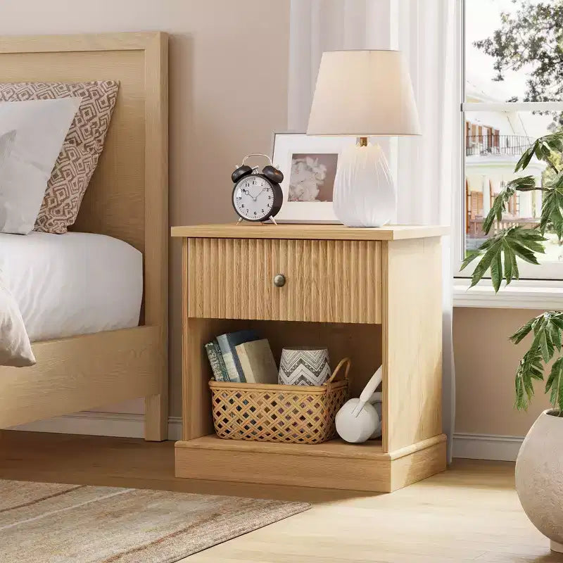 Table de chevet cannelée avec tiroir, Table d'appoint moderne avec étagère ouverte, Table de chevet peu encombrante avec base courbée pour chambre ou salon