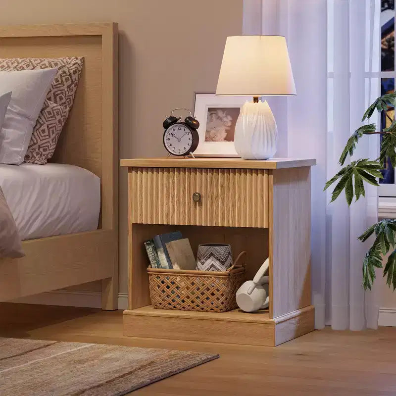Table de chevet cannelée avec tiroir, Table d'appoint moderne avec étagère ouverte, Table de chevet peu encombrante avec base courbée pour chambre ou salon