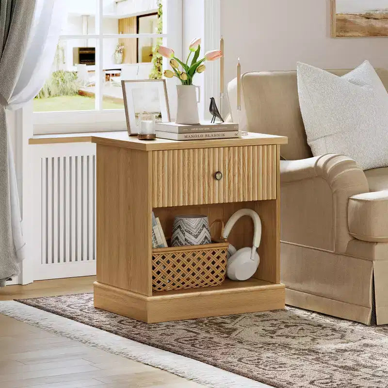 Table de chevet cannelée avec tiroir, Table d'appoint moderne avec étagère ouverte, Table de chevet peu encombrante avec base courbée pour chambre ou salon