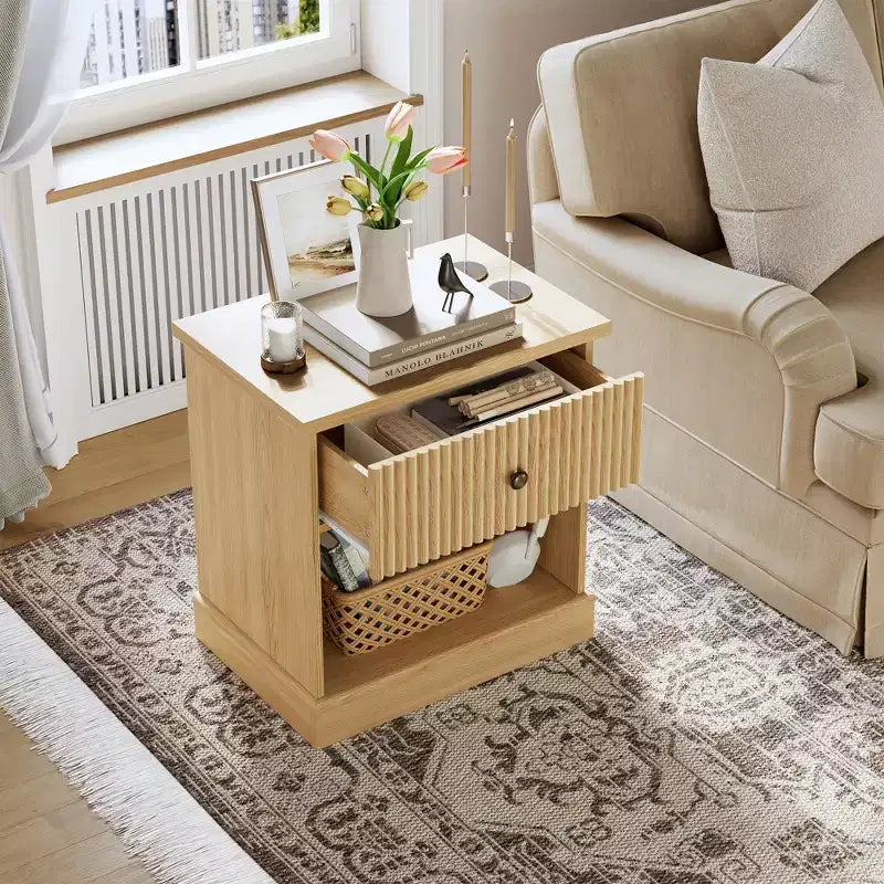 Table de chevet cannelée avec tiroir, Table d'appoint moderne avec étagère ouverte, Table de chevet peu encombrante avec base courbée pour chambre ou salon