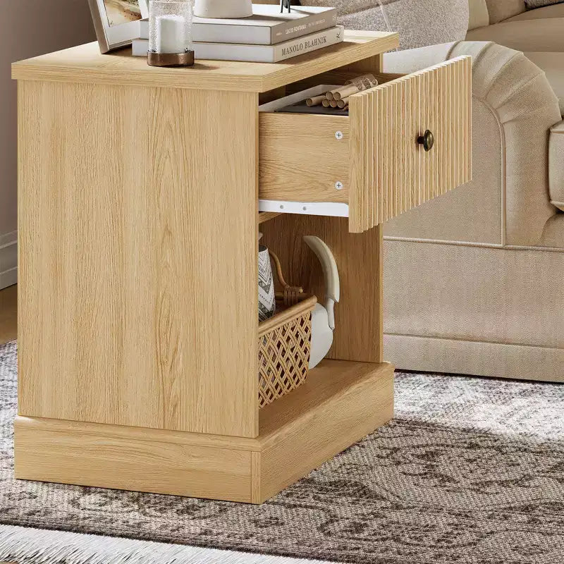 Table de chevet cannelée avec tiroir, Table d'appoint moderne avec étagère ouverte, Table de chevet peu encombrante avec base courbée pour chambre ou salon