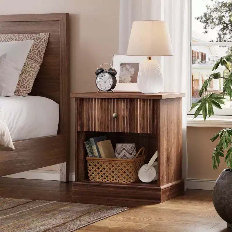 Table de chevet cannelée avec tiroir, Table d'appoint moderne avec étagère ouverte, Table de chevet peu encombrante avec base courbée pour chambre ou salon