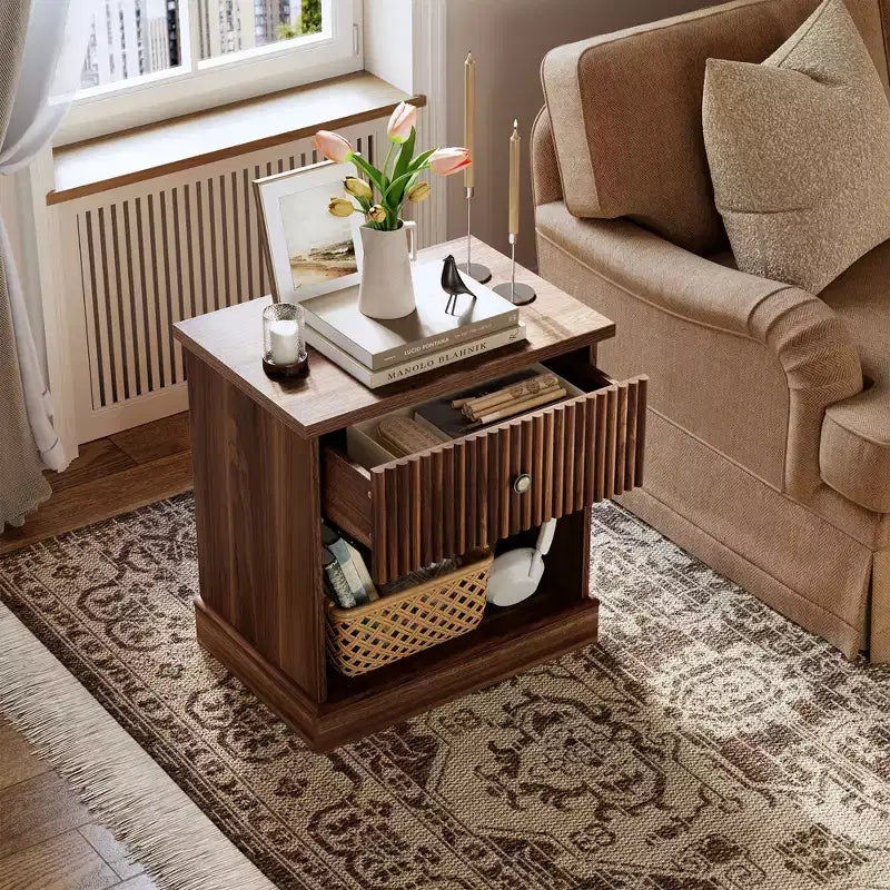 Table de chevet cannelée avec tiroir, Table d'appoint moderne avec étagère ouverte, Table de chevet peu encombrante avec base courbée pour chambre ou salon