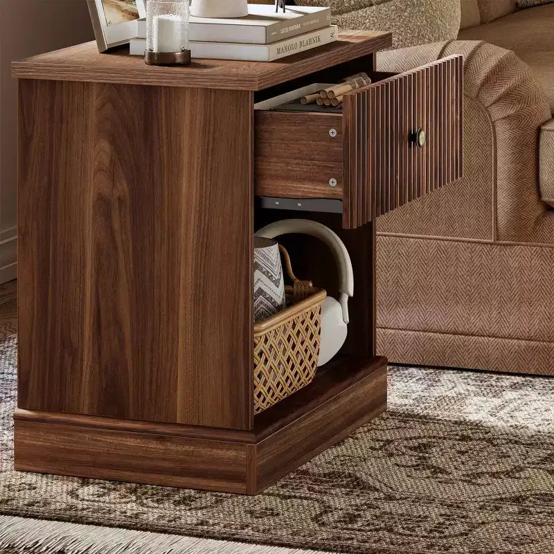 Table de chevet cannelée avec tiroir, Table d'appoint moderne avec étagère ouverte, Table de chevet peu encombrante avec base courbée pour chambre ou salon