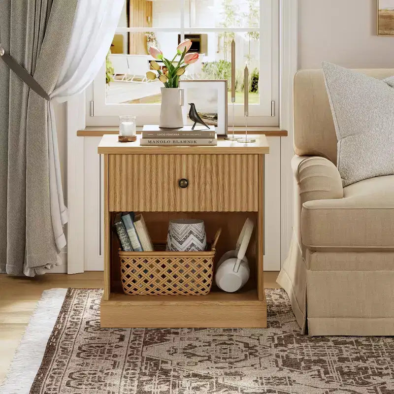 Table de chevet cannelée avec tiroir, Table d'appoint moderne avec étagère ouverte, Table de chevet peu encombrante avec base courbée pour chambre ou salon