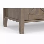 Banc de rangement transitionnel en bois massif Cantina de 112 cm de large, couleur brun fumé