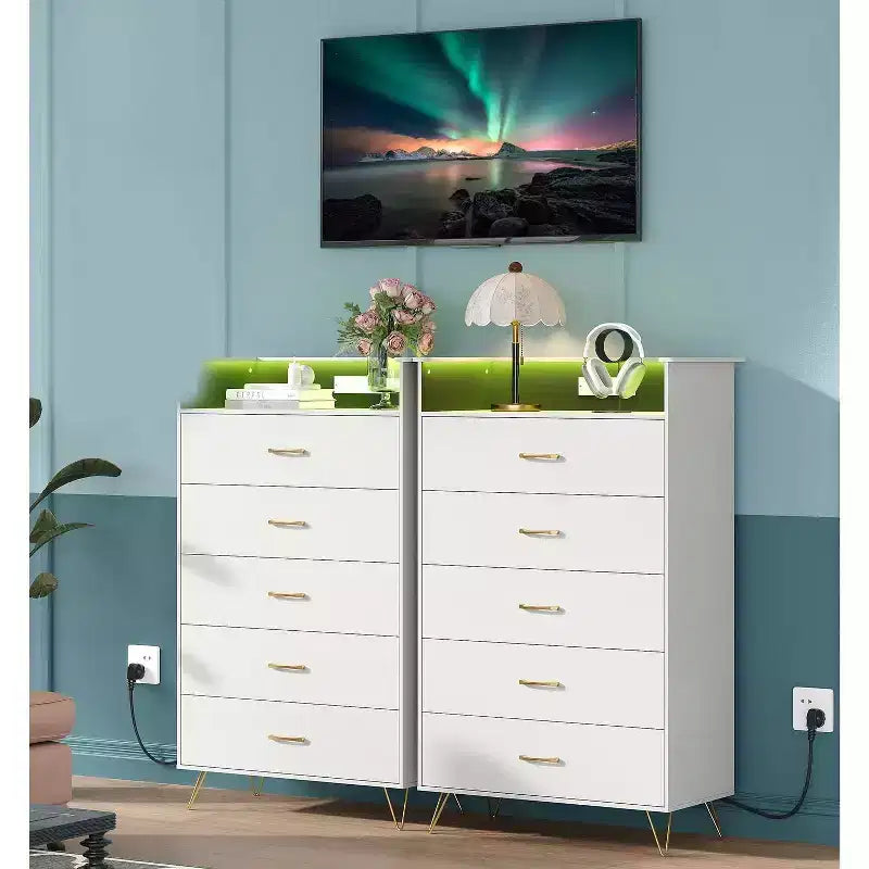Commode 5 tiroirs avec station de charge et lumières LED, grande commode en bois pour chambre à coucher, salon, couloir, armoire de rangement étroite peu encombrante