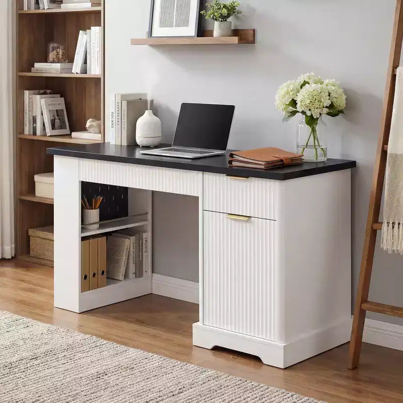 JVNOXK Bureau Moderne de 140 cm avec Meuble de Rangement et Tiroirs, Prises de Courant, Panneau Perforé, Étagères Intégrées et Tablette de Clavier, Blanc
