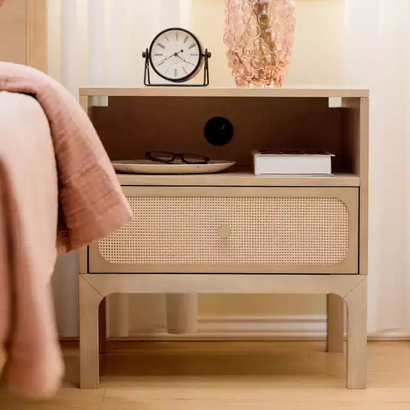 Table de chevet Elio Rattan Cubby avec 1 tiroir, prise électrique et bouton en laiton