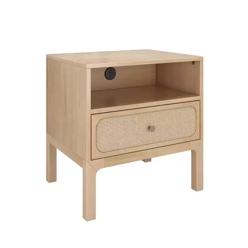 Table de chevet Elio Rattan Cubby avec 1 tiroir, prise électrique et bouton en laiton