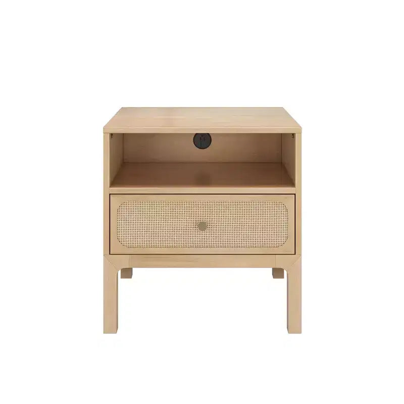 Table de chevet Elio Rattan Cubby avec 1 tiroir, prise électrique et bouton en laiton