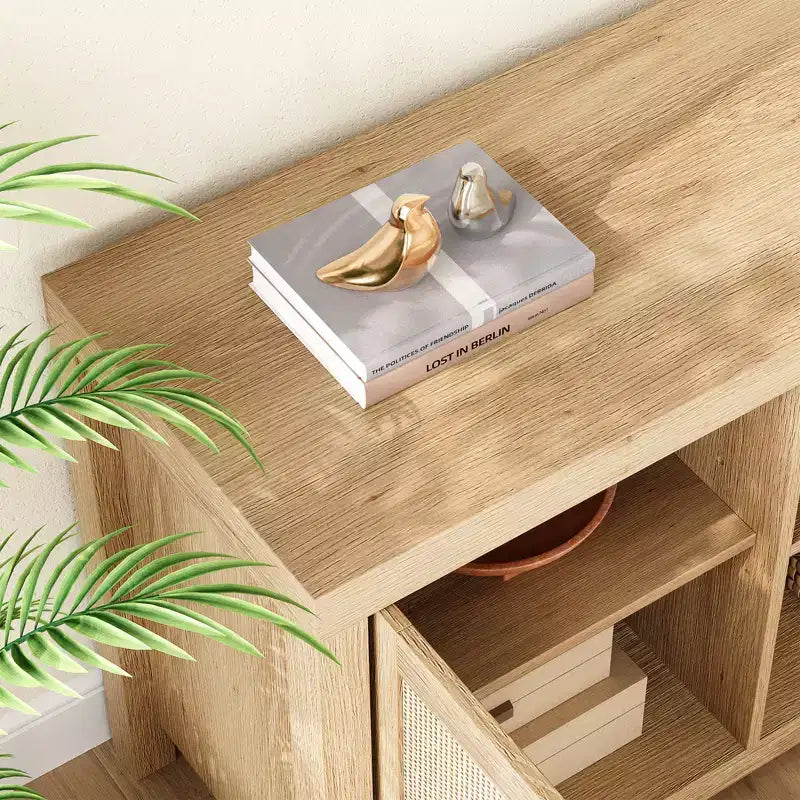 Meuble TV en rotin pour téléviseur 75 pouces, meuble de divertissement bohème avec étagères réglables, meuble TV et multimédia en chêne naturel à 2 niveaux de rangement pour salon chambre