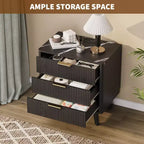 Table de chevet, Table d'appoint de 61 cm avec station de charge et 3 tiroirs, Table de chevet en bois de style moderne du milieu du siècle pour chambre à coucher, Table d'appoint pour salon