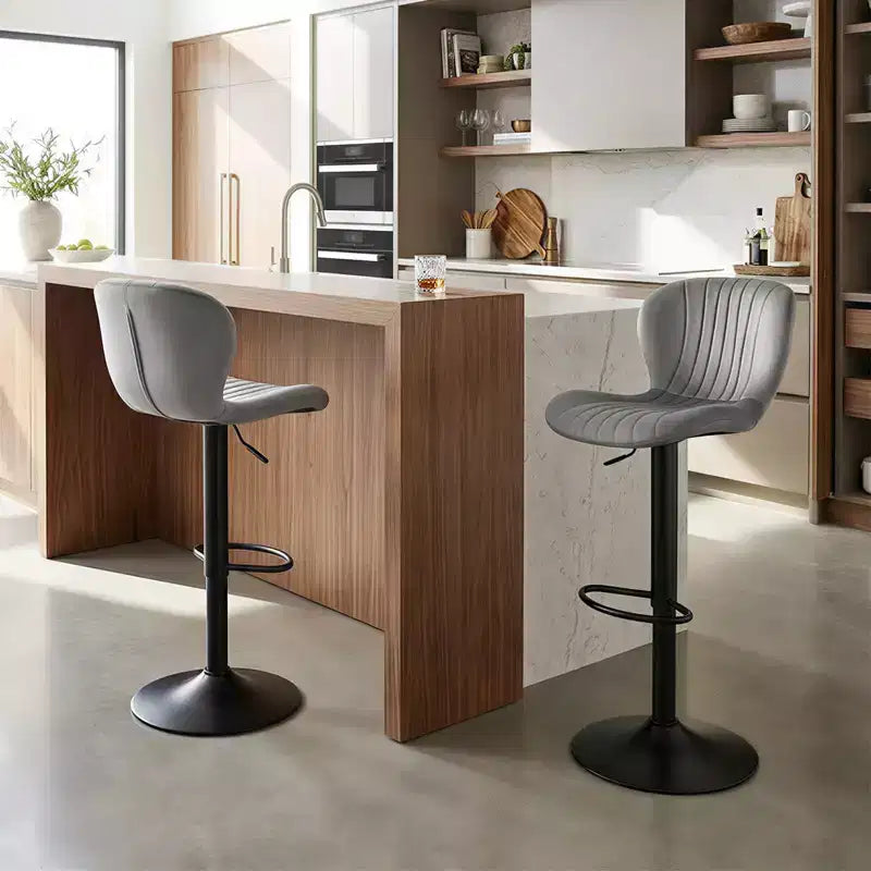 Lot de 2 ou 4 tabourets de bar Costway avec dossiers rembourrés en velours, sièges rembourrés, repose-pieds en métal, noir/gris + noir