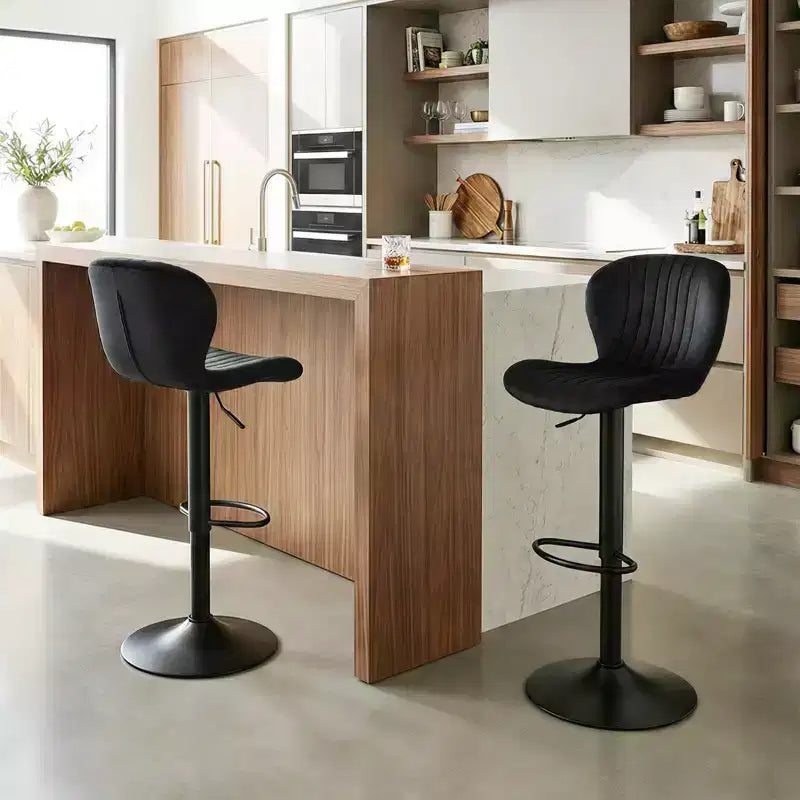 Lot de 2 ou 4 tabourets de bar Costway avec dossiers rembourrés en velours, sièges rembourrés, repose-pieds en métal, noir/gris + noir