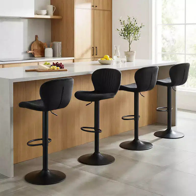 Lot de 2 ou 4 tabourets de bar Costway avec dossiers rembourrés en velours, sièges rembourrés, repose-pieds en métal, noir/gris + noir