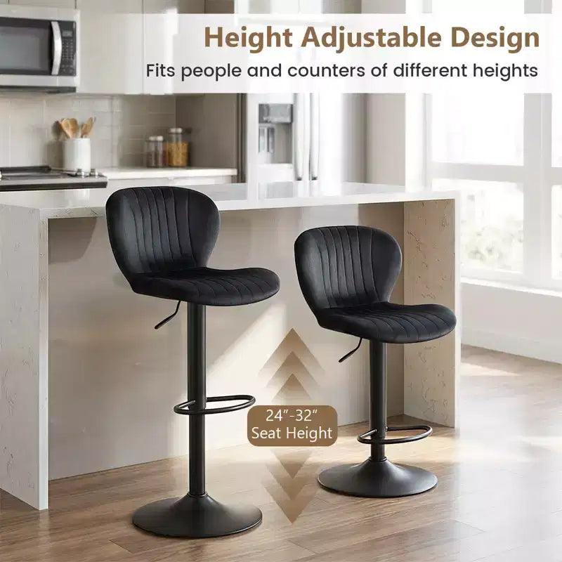 Lot de 2 ou 4 tabourets de bar Costway avec dossiers rembourrés en velours, sièges rembourrés, repose-pieds en métal, noir/gris + noir