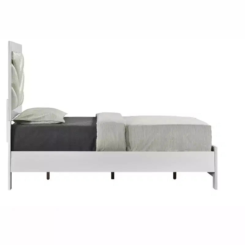 Lit panneau double Passion Furniture Moreland en bois blanc étincelant