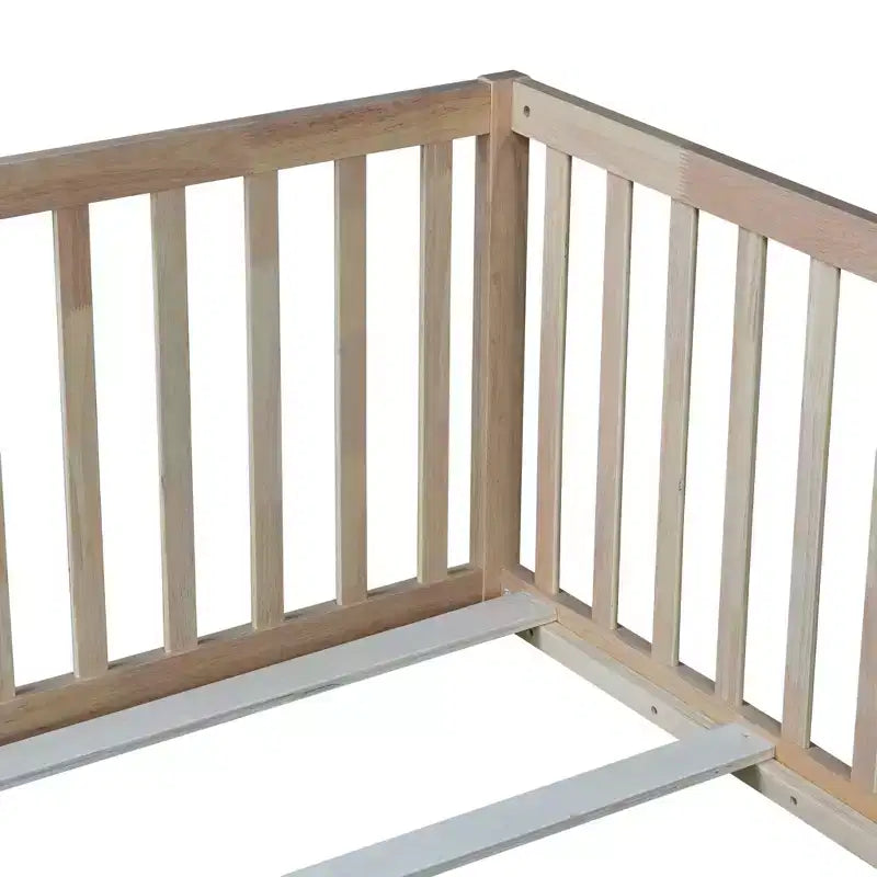 Lit au sol Clihome en bois d'hévéa avec barrières de sécurité hautes et porte (comprend 6 lattes)