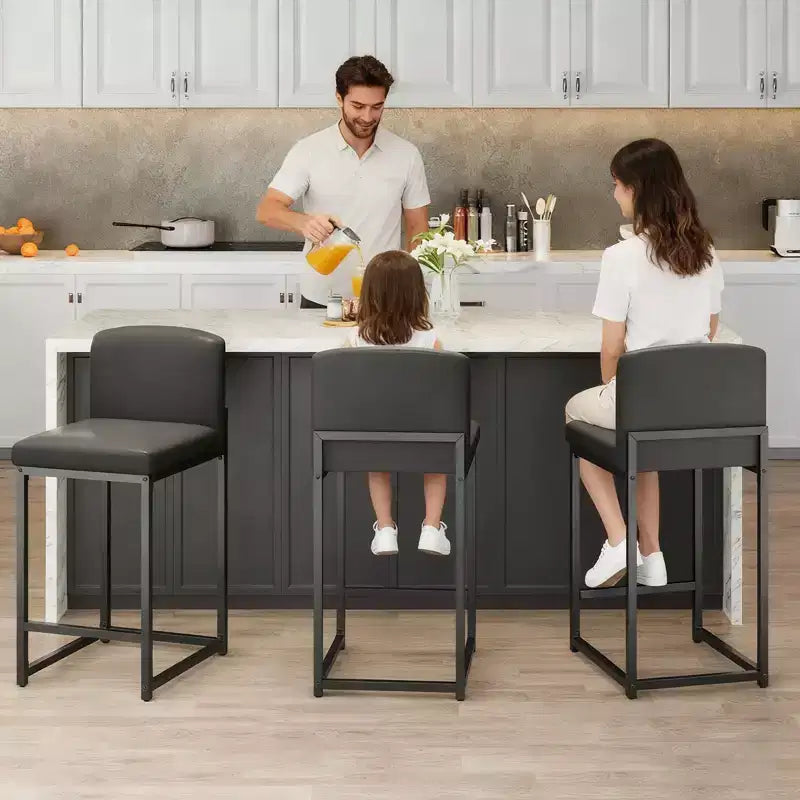 Lot de 2 tabourets de bar modernes hauteur comptoir, chaises rembourrées en similicuir noir avec dossier et pieds en métal robustes pour îlot de cuisine et bar à domicile