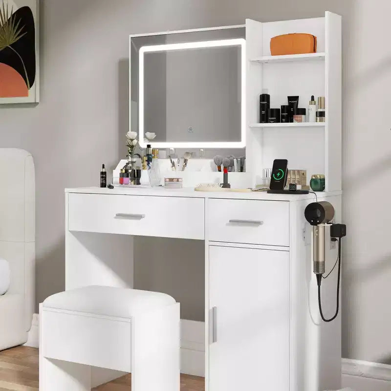 Coiffeuse moderne avec miroir LED, armoire de rangement et étagères, station de charge, tabouret assorti et étagères ouvertes pour chambre à coucher