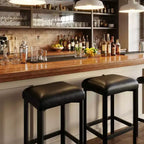 Lot de 2 tabourets de bar de 61 cm, sièges en cuir synthétique avec rembourrage épais et repose-pieds, cadre en métal moderne avec pieds réglables pour îlot de cuisine, comptoir de bar