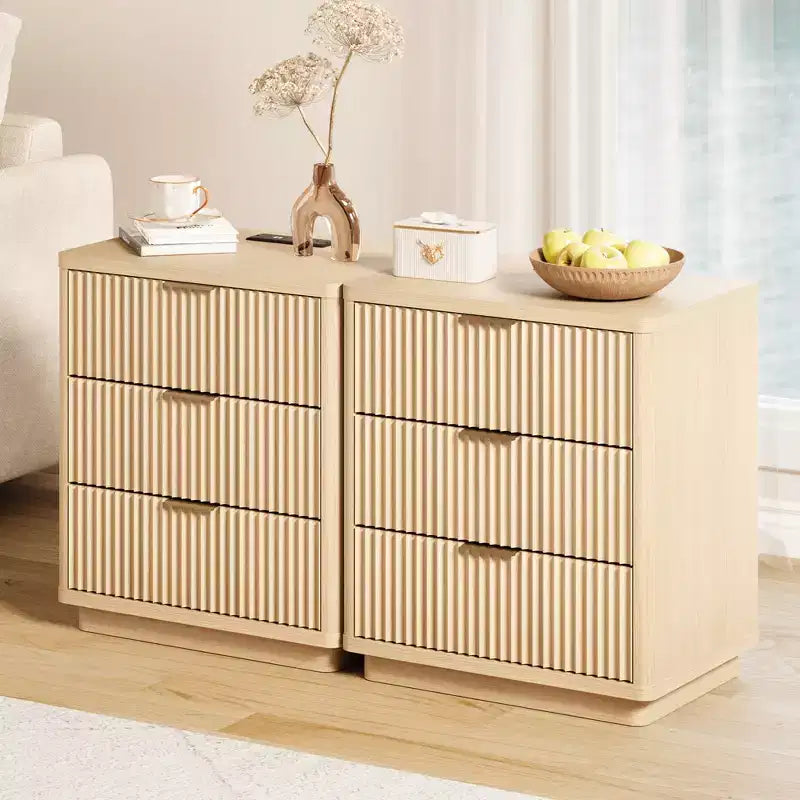 Table de chevet Garvee à 3 tiroirs, table de chevet cannelée avec prise, table de nuit en bois clair avec rangement pour chambre et salon, peu encombrante