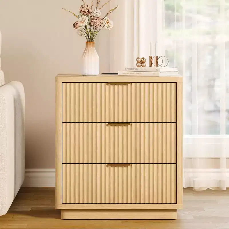 Table de chevet Garvee à 3 tiroirs, table de chevet cannelée avec prise, table de nuit en bois clair avec rangement pour chambre et salon, peu encombrante