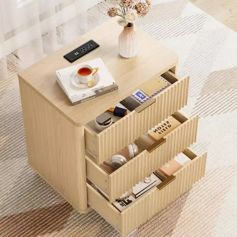 Table de chevet Garvee à 3 tiroirs, table de chevet cannelée avec prise, table de nuit en bois clair avec rangement pour chambre et salon, peu encombrante