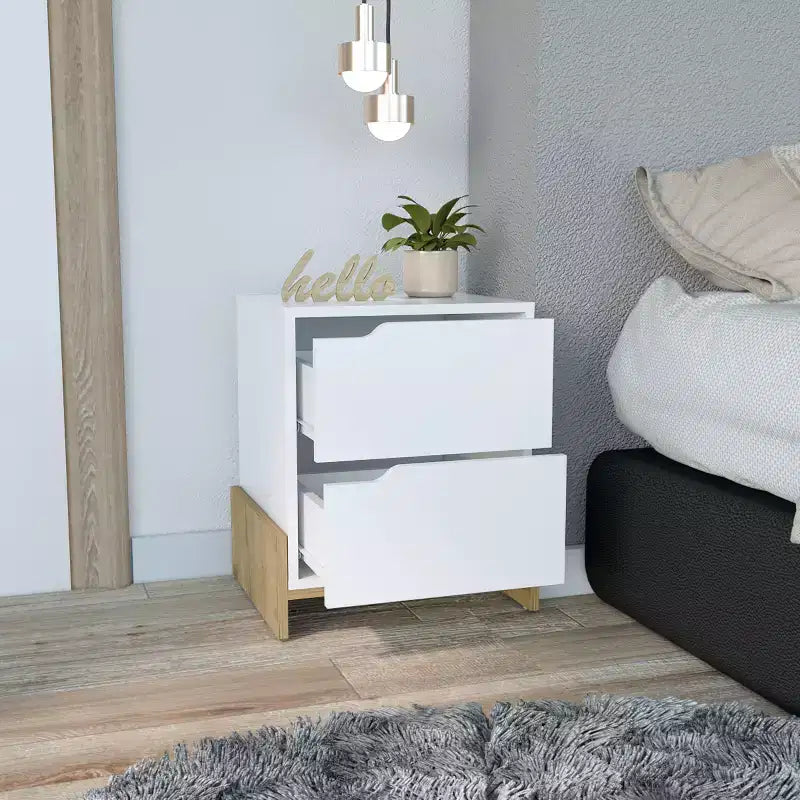 Cette table de chevet Luss à 2 tiroirs allie un style contemporain à des solutions de rangement astucieuses, créant ainsi un meuble peu encombrant.