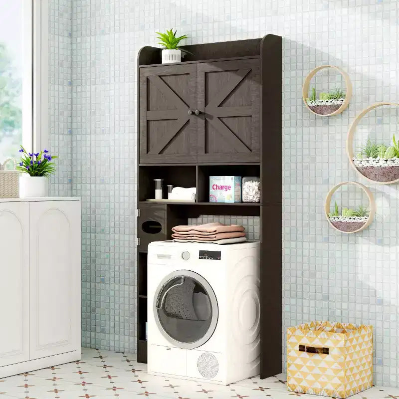 Meuble de rangement Dyonery au-dessus des toilettes avec portes de grange, organisateur de salle de bain peu encombrant de style ferme avec porte-papier toilette et étagère réglable