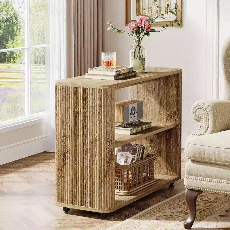Table d'appoint étroite Lantine, Table d'appoint à 3 niveaux avec étagères de rangement, Table de chevet de style ferme pour chambre à coucher, salon, petits espaces, canapé, couleur naturelle
