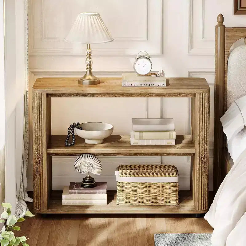 Table d'appoint étroite Lantine, Table d'appoint à 3 niveaux avec étagères de rangement, Table de chevet de style ferme pour chambre à coucher, salon, petits espaces, canapé, couleur naturelle