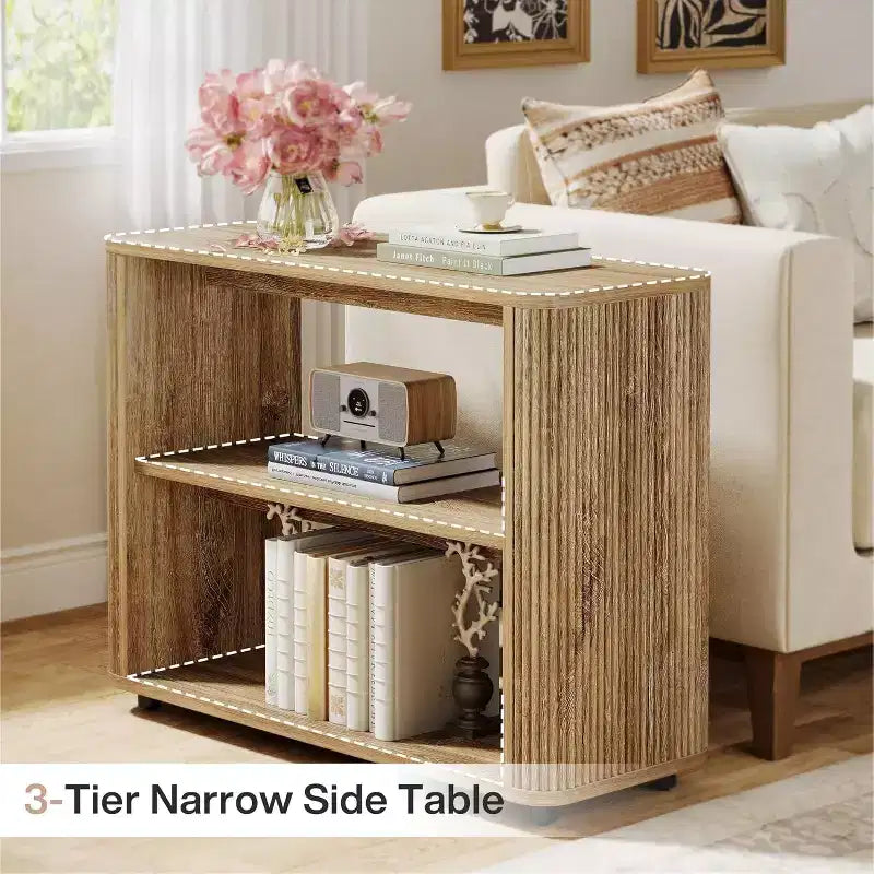 Table d'appoint étroite Lantine, Table d'appoint à 3 niveaux avec étagères de rangement, Table de chevet de style ferme pour chambre à coucher, salon, petits espaces, canapé, couleur naturelle