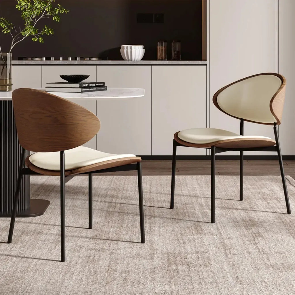 Chaise de salle à manger à dossier incurvé en cuir noir