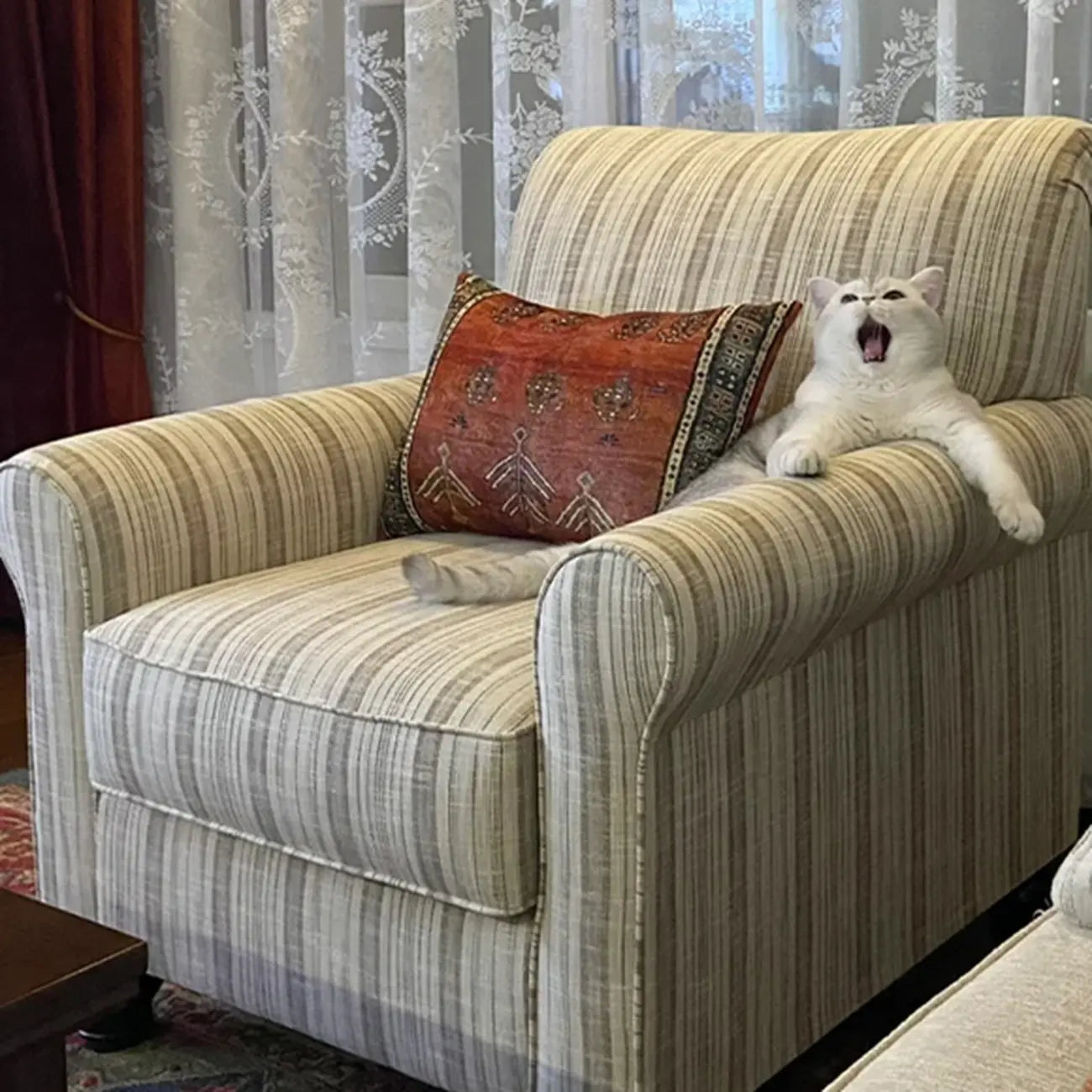 Fauteuil de salon traditionnel en tissu de lin à dossier haut