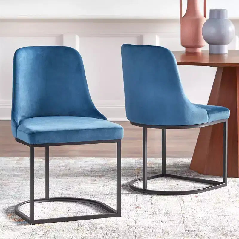 angelo:Chaise de salle à manger Mikita Barrel Back bleue: Rembourrage en velours, cadre en métal, design moderne du milieu du siècle