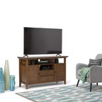 Meuble TV en bois massif WyndenHall Mansfield pour téléviseurs jusqu'à 60 po, brun vieilli naturel rustique : Rangement multimédia, quincaillerie en laiton