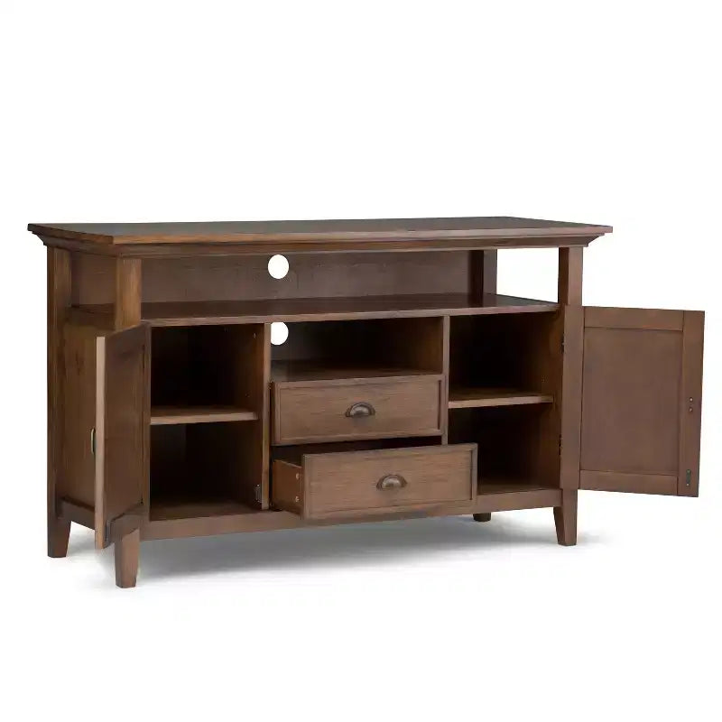 Meuble TV en bois massif WyndenHall Mansfield pour téléviseurs jusqu'à 60 po, brun vieilli naturel rustique : Rangement multimédia, quincaillerie en laiton